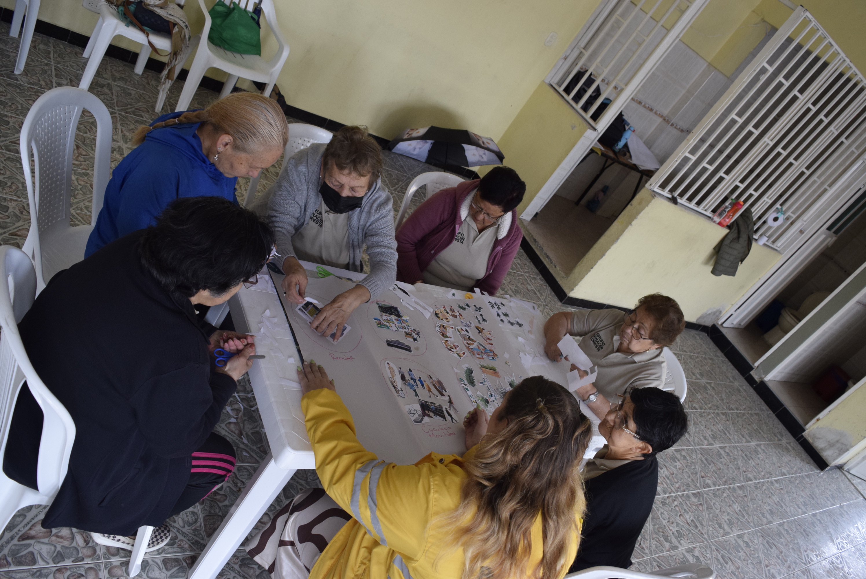 Adultos mayores de La Floresta Sur imaginan un espacio público para encontrarse, cuidarse y reciclar