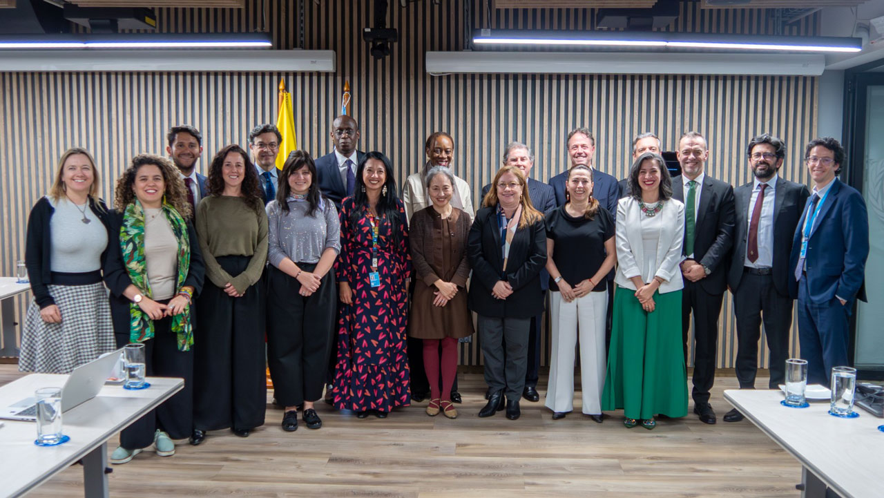 Delegación de líderes de la ONU en Colombia abordando soluciones duraderas al desplazamiento interno