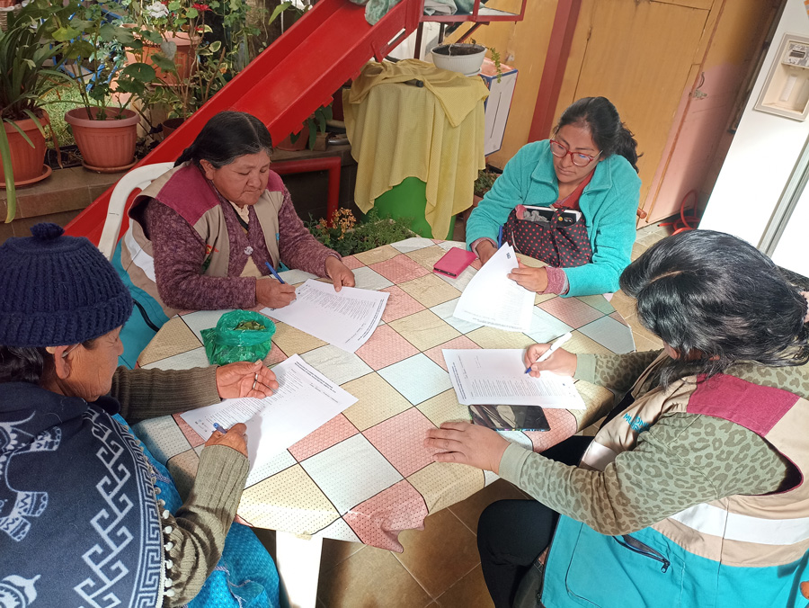 Participantes durante taller de co-creación sobre reciclaje en Bolivia